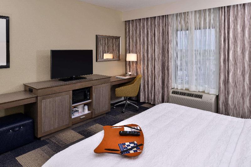 带大床的套房, Holiday Inn Express & Suites Knoxville Clinton, An Ihg