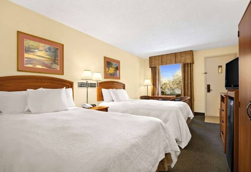 Номер Стандарт 2 Двуспальные Кровати, Howard Johnson By Wyndham Greensboro Near The Coliseum
