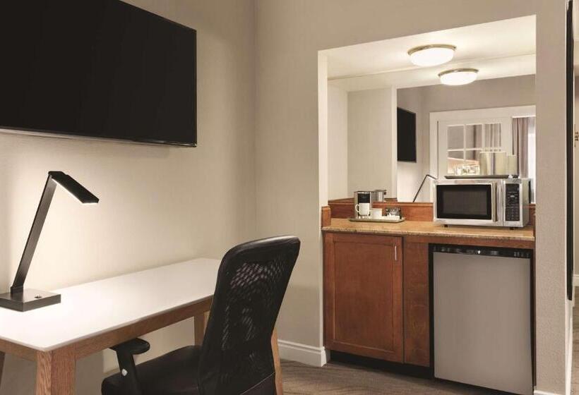 带大床的套房, Radisson Hotel Providence Airport