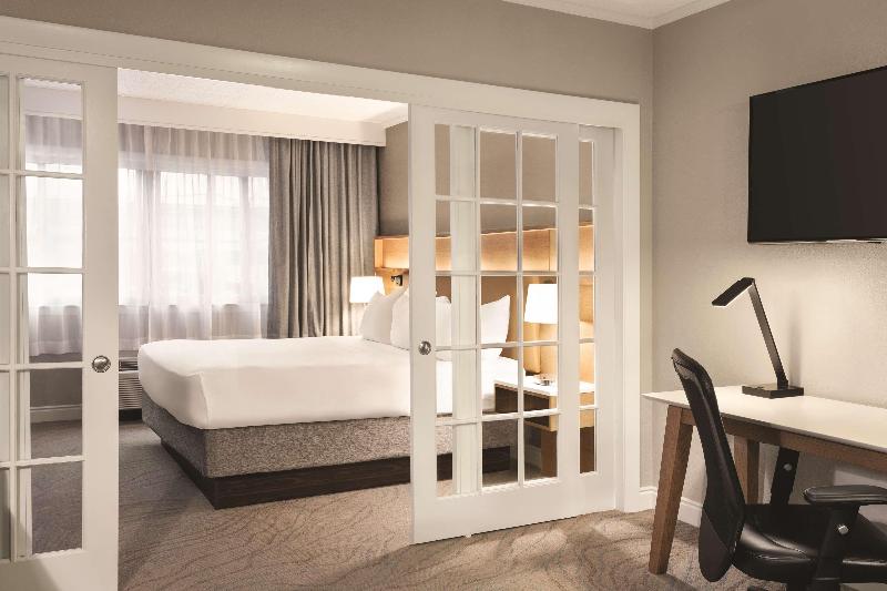 带大床的套房, Radisson Hotel Providence Airport