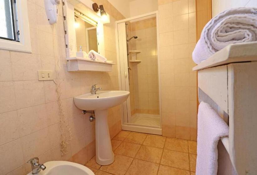 ویلای استاندارد با چشم‌انداز باغ, Torre Santo Stefano