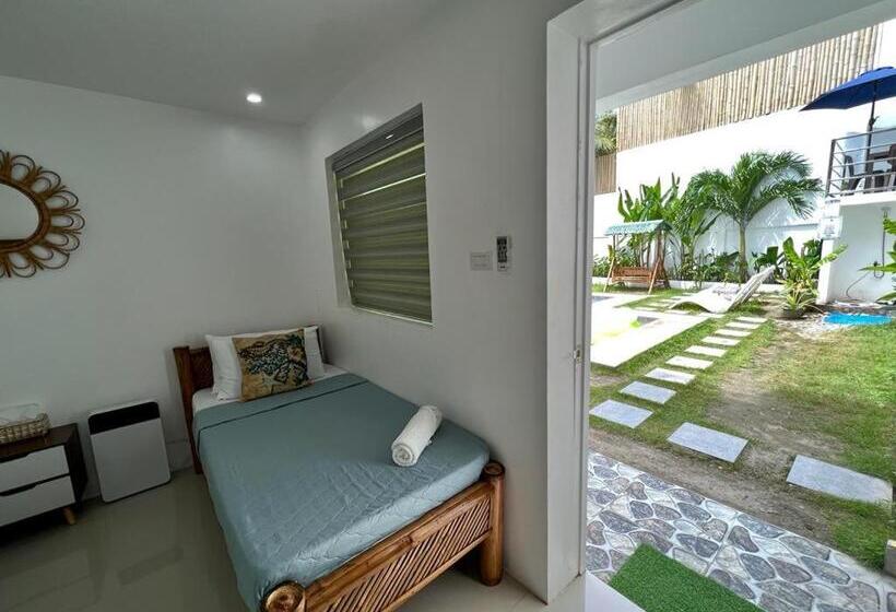 غرفة قياسية مطلّة علي حمام السباحة, The Philip Ann Resort