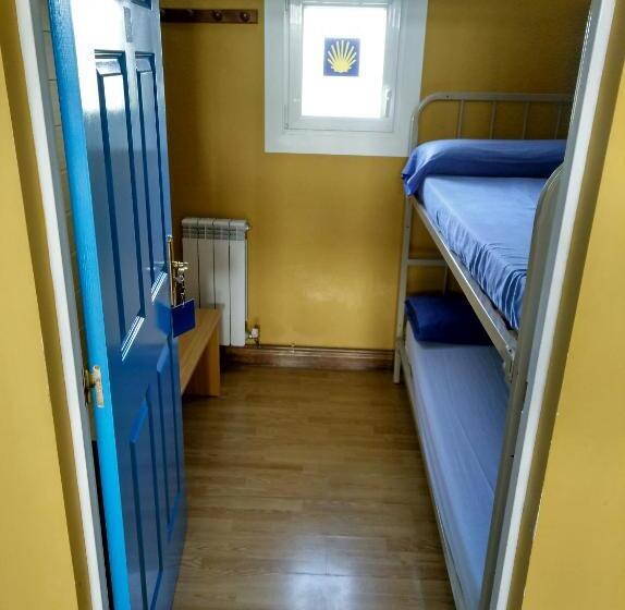 اتاق استاندارد با سرویس بهداشتی مشترک, Albergue De Peregrinos Santiago Apostol