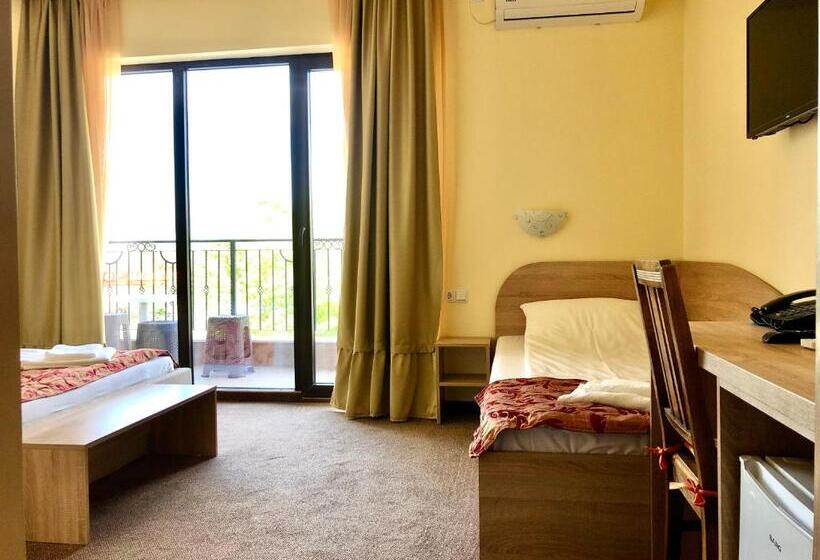 Quarto Triplo Estandar com Sacada, Maria Garden