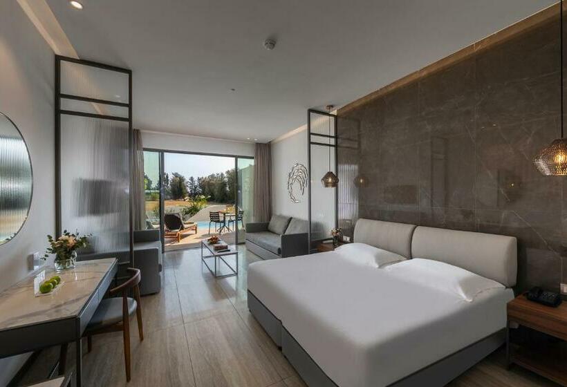 Люкс Вид на Бассейн, Aliathon Resort