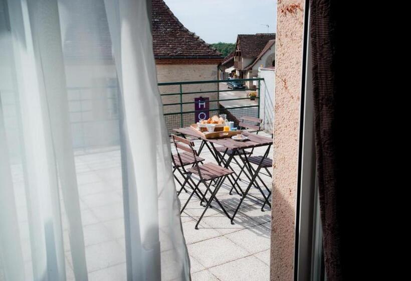 Standard Triple Room with Terrace, Amadour Hôtel