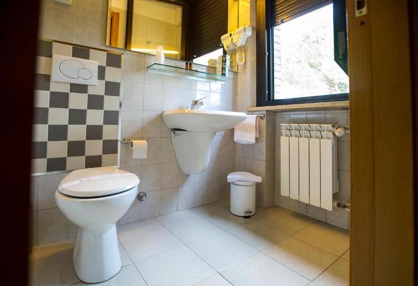 Chambre Standard Individuelle, Ai Tufi