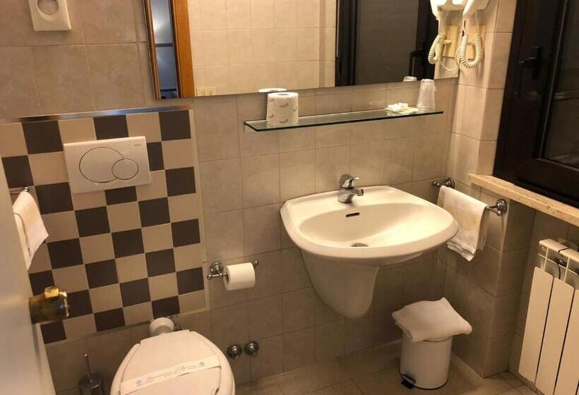 Chambre Standard Individuelle, Ai Tufi