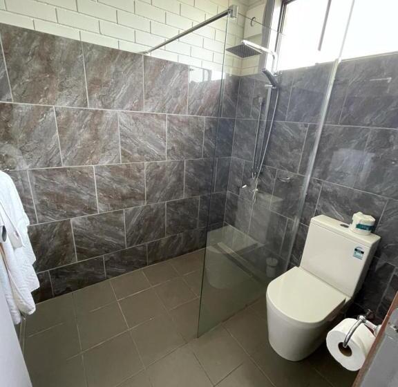 패밀리 룸, Statesman Motor Inn