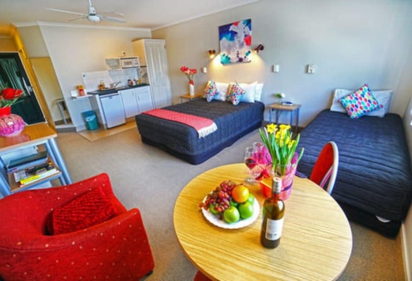 스탠다드 스튜디오, Ashwood Manor Motor Lodge