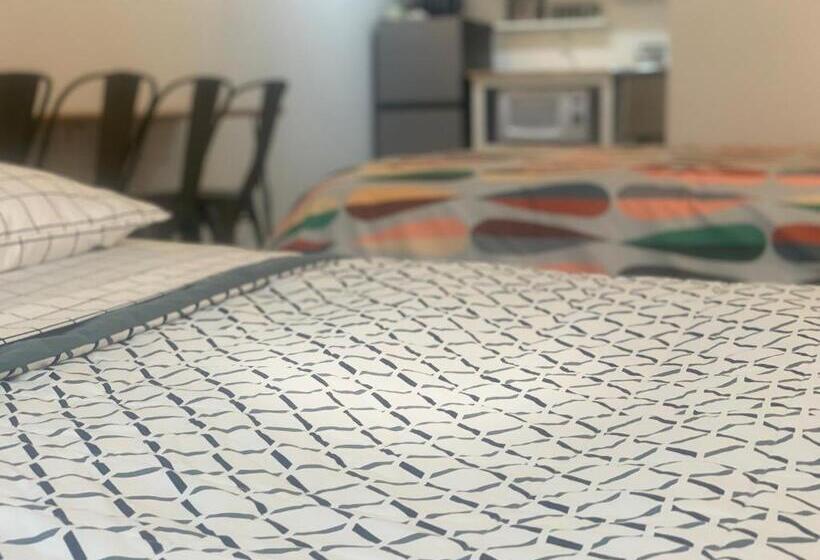 디럭스 스튜디오, Dragonfly Motor Lodge
