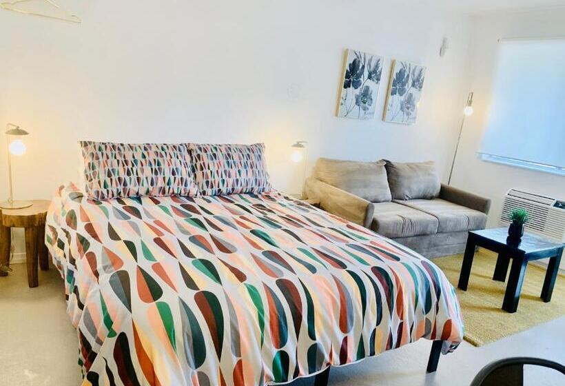 디럭스 스튜디오, Dragonfly Motor Lodge