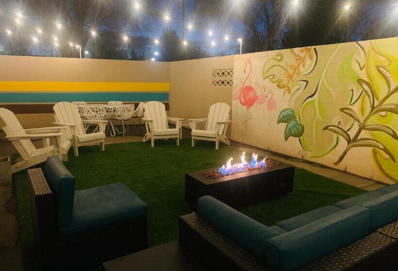 디럭스 스위트, Dragonfly Motor Lodge