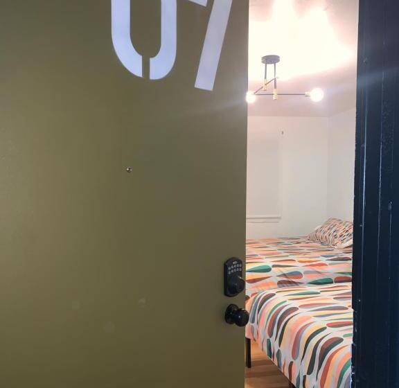디럭스 스위트, Dragonfly Motor Lodge