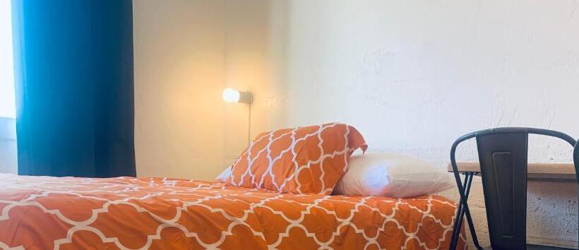 패밀리 룸, Dragonfly Motor Lodge