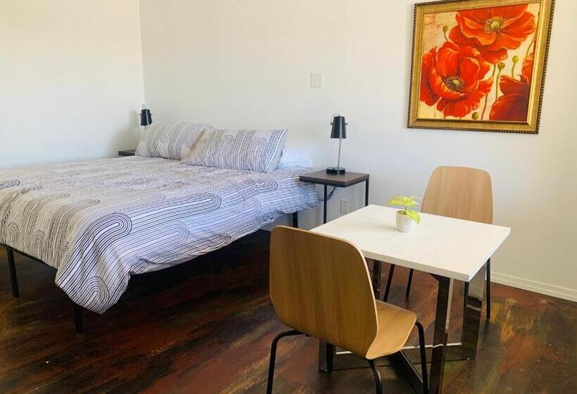 스위트 킹사이즈 침대, Dragonfly Motor Lodge