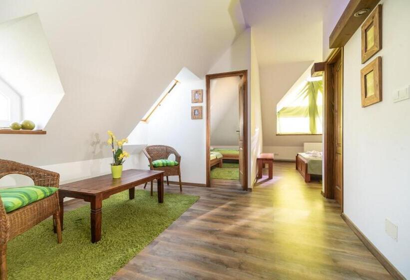 اتاق خانوادگی, Juhar Apartmanház