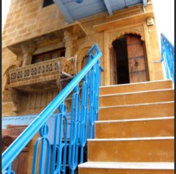 디럭스 룸, The Blue House