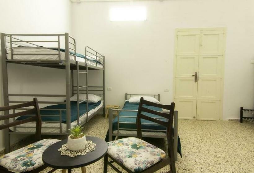 ルームシェアのワンベッド, Aida Guest House