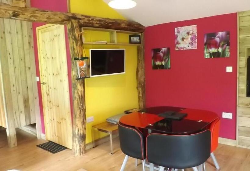 Дом 1 Спальня, Hen House