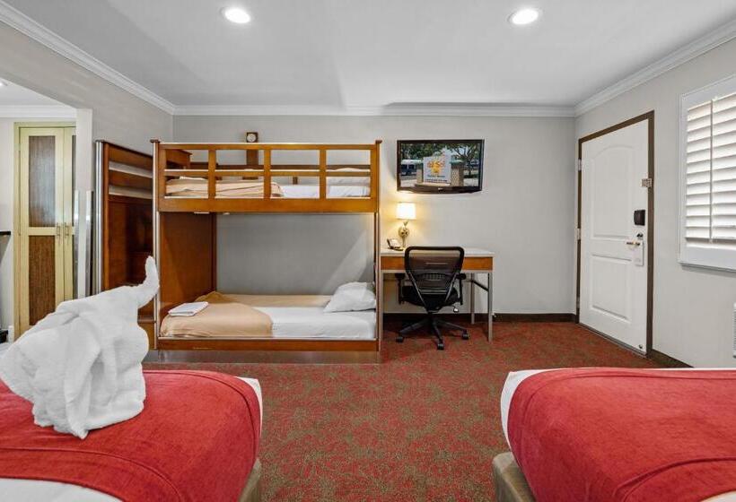 חדר משפחתי, Del Sol Inn Anaheim