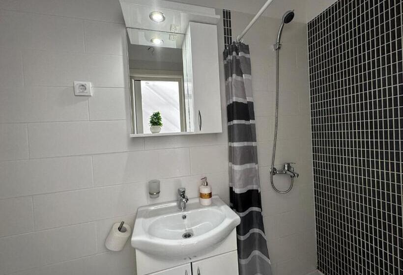 استودیوی استاندارد, Accommodation Tomcuk