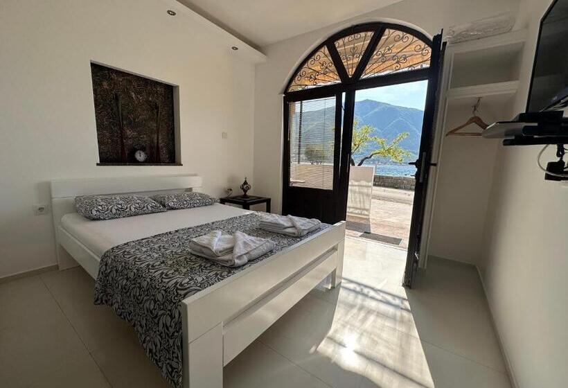 استودیوی استاندارد, Accommodation Tomcuk