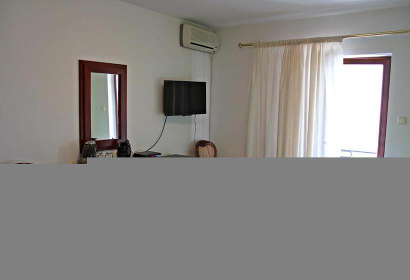 اتاق استاندارد با سرویس بهداشتی مشترک, Accommodation Tomcuk