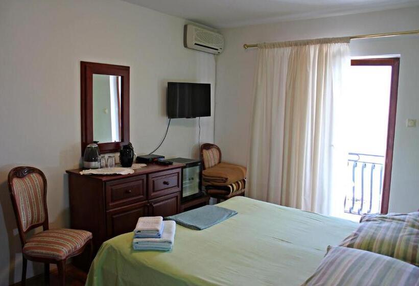 اتاق استاندارد با سرویس بهداشتی مشترک, Accommodation Tomcuk