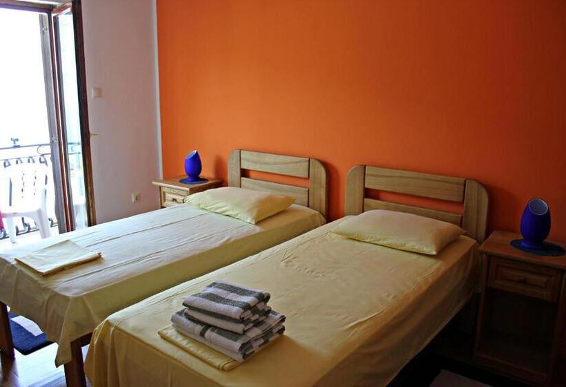 اتاق استاندارد با سرویس بهداشتی مشترک, Accommodation Tomcuk