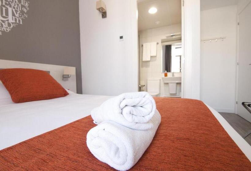 Superior Room with Terrace, Hostal Live Barcelona