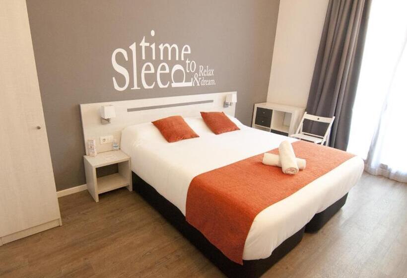 Superior Room with Terrace, Hostal Live Barcelona