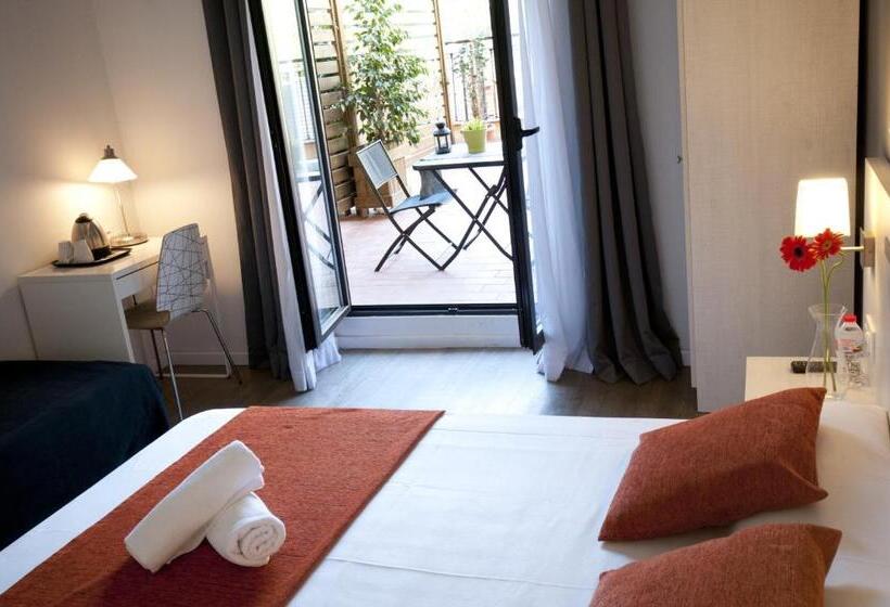 Superior Room with Terrace, Hostal Live Barcelona