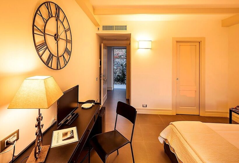Номер Deluxe Вид на Море с Балконом, Tenuta Del Poggio Antico