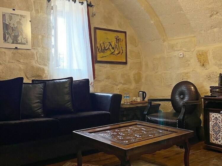 سوییت خانوادگی, Canela Cave