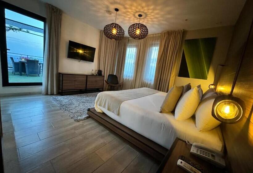 سوئیت جونیور با تراس, Ilo Rojo Hotel Boutique