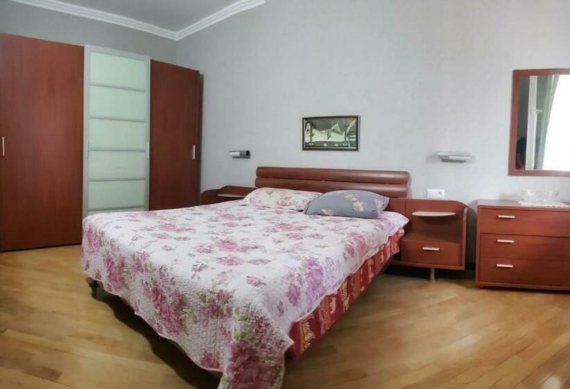 اتاق خانوادگی با سرویس بهداشتی مشترک, Enigma House