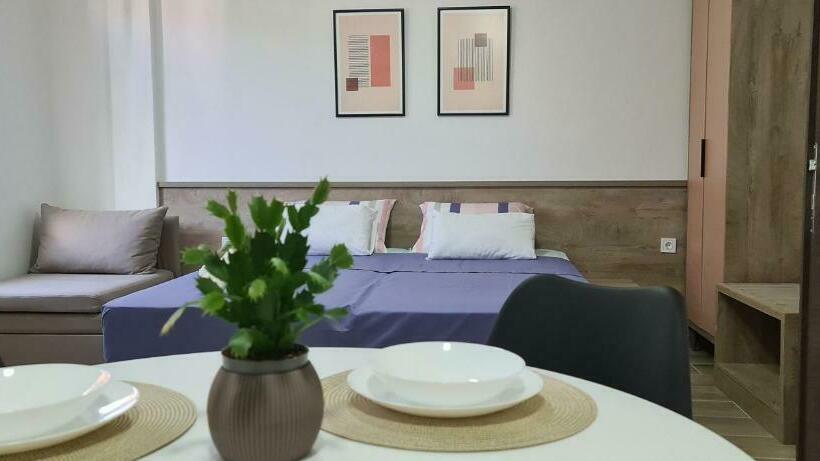 اتاق کلاسیک سه تخته, G&g Suites