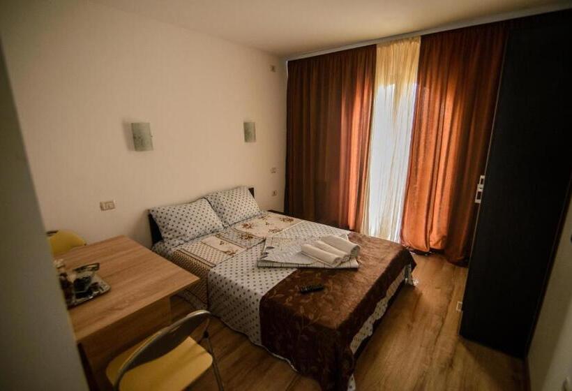 اتاق اکونومی, Vila Onasis