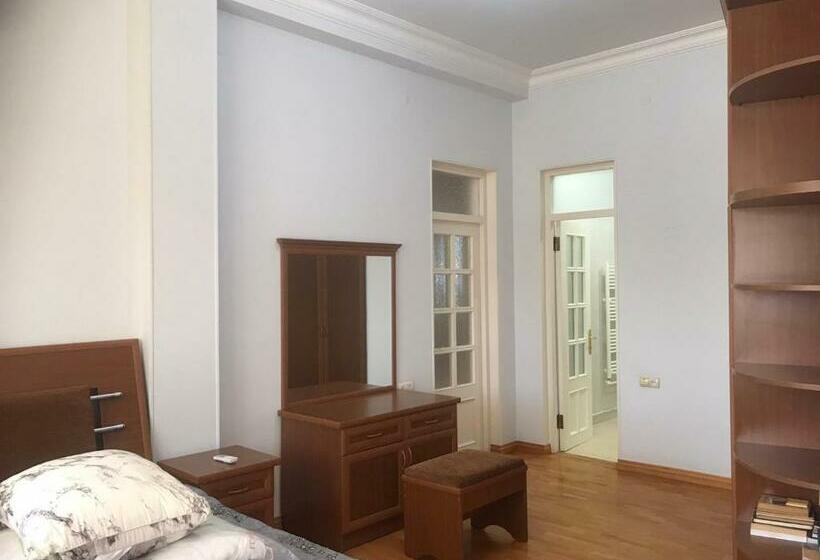 اتاق لوکس با بالکن, Najaryan’s Family Guest House