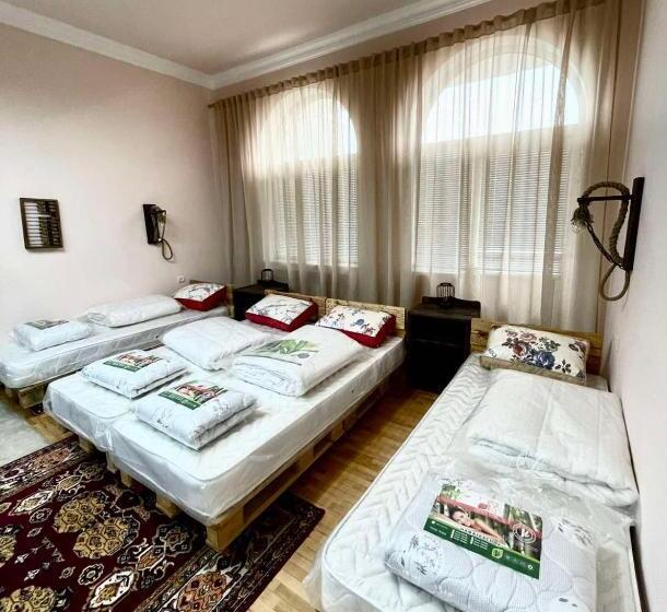 اتاق خانوادگی با چشم‌انداز باغ, Najaryan’s Family Guest House