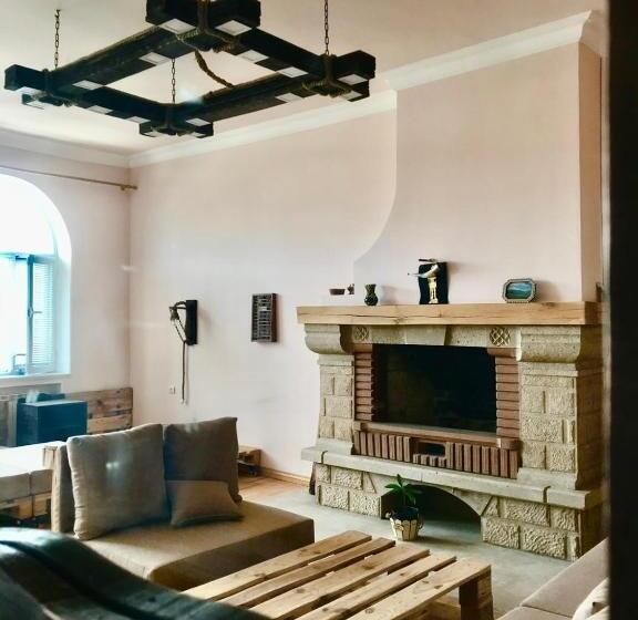 اتاق خانوادگی با چشم‌انداز باغ, Najaryan’s Family Guest House