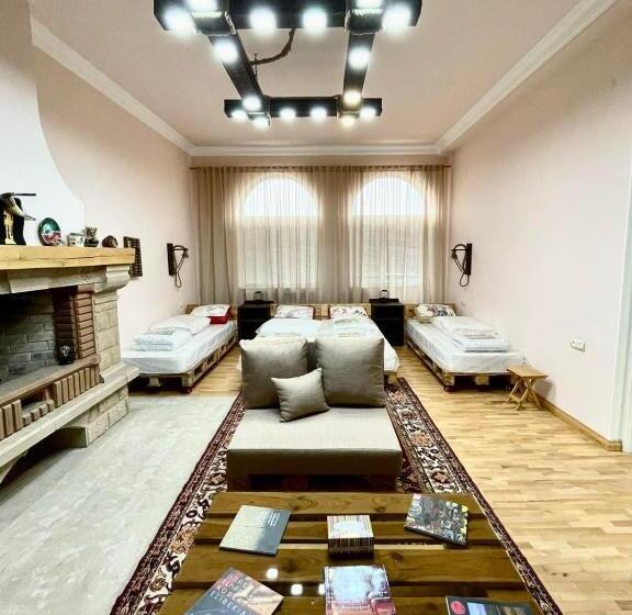 اتاق خانوادگی با چشم‌انداز باغ, Najaryan’s Family Guest House