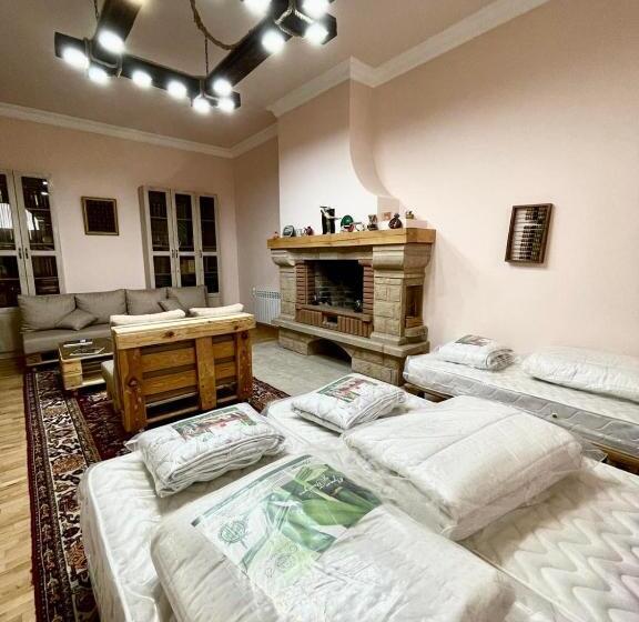 اتاق خانوادگی با چشم‌انداز باغ, Najaryan’s Family Guest House