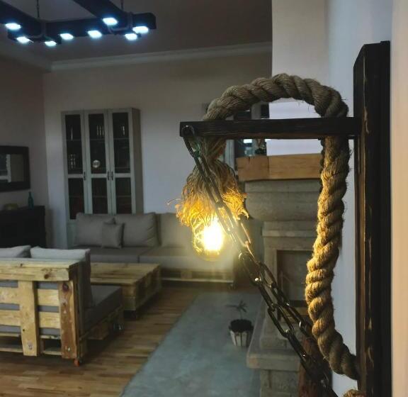 اتاق خانوادگی با چشم‌انداز باغ, Najaryan’s Family Guest House