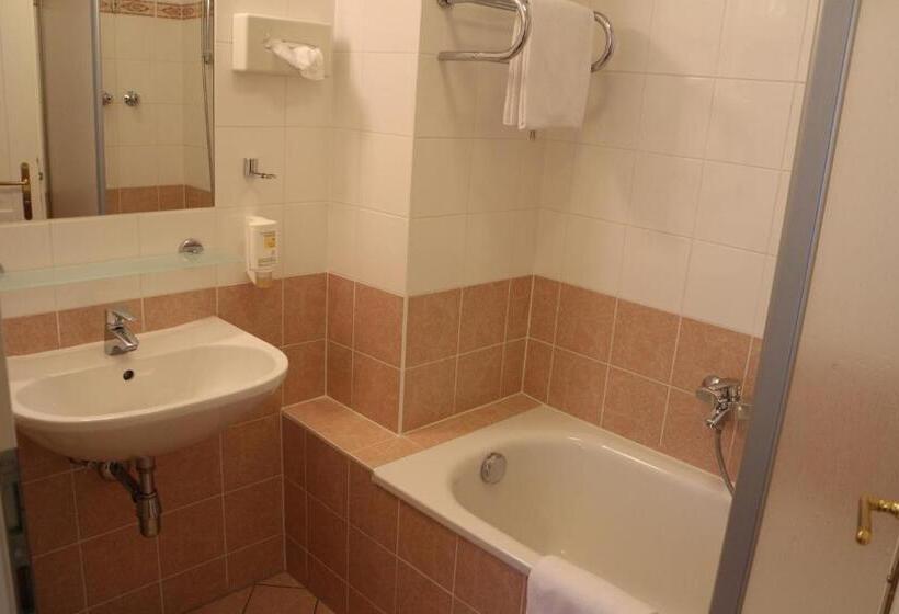 스위트, Suite Hotel 900 M Zur Oper