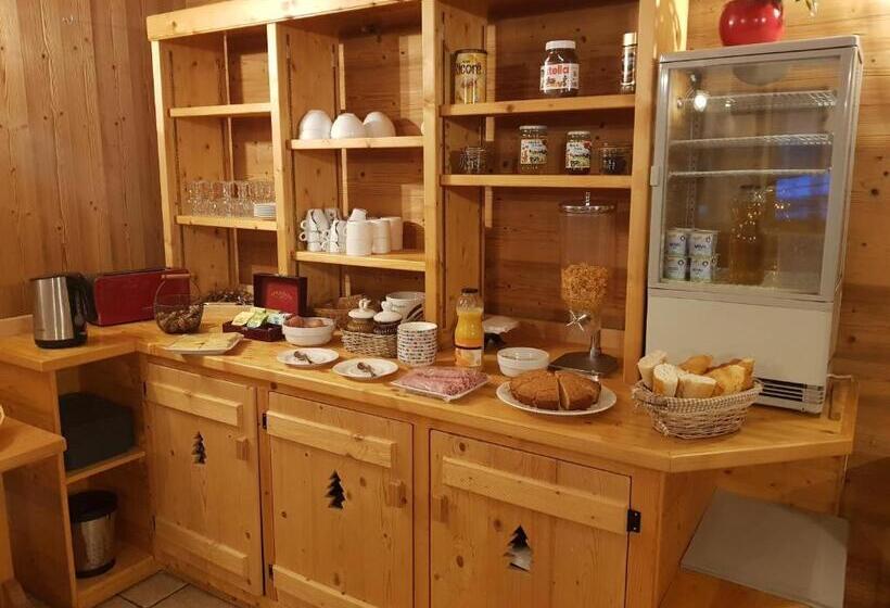 Четырехместный Номер Стандарт, Auberge Des Montauds