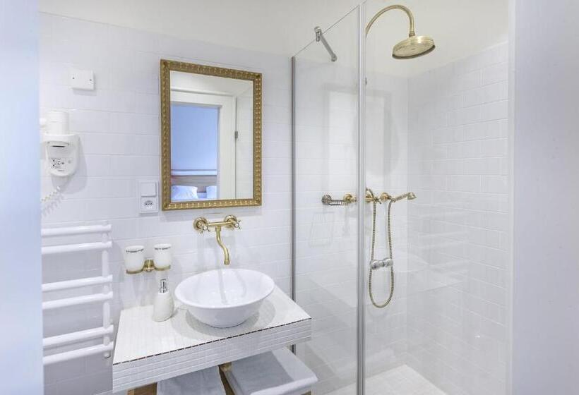 Quarto Estandar, At The Golden Scissors