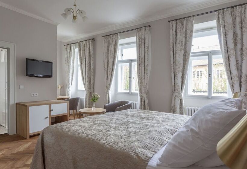 Quarto Superior, At The Golden Scissors