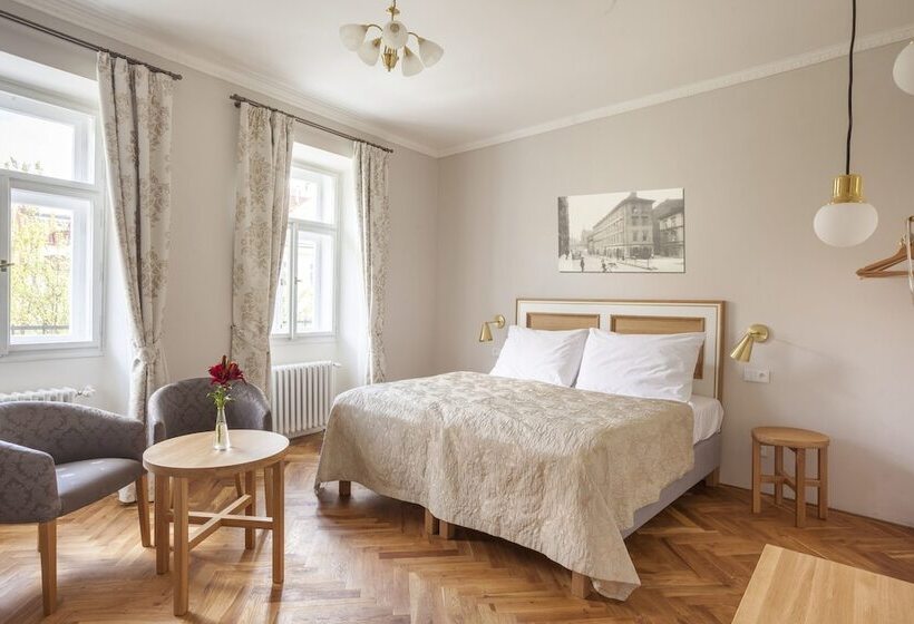 Quarto Estandar, At The Golden Scissors